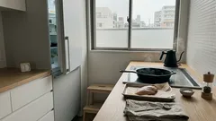 鶏むね肉がパサつく原因は“焼き方”の前にあった：15〜20分の置き方と温度・休ませのコツ