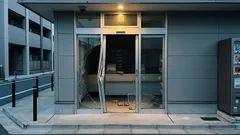 工具いらずの「蹴り一発」侵入が再発：数字では見えない不安の正体と、店舗が今日からできる備え